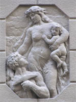 Гефест із жінкою Афродитою та сином ії Еротом (фото 2006р.)