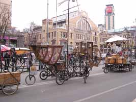 Парад дурнів 1 квітня 2006р. на Хрещатику , перед Бесарабкою.   Збільшити...(фото 2006р.)