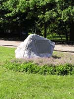 Пам'ятний камінь в центральній частині острова.     Збільшити...(фото 2006р.)
