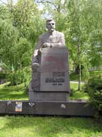   Пам'ятник Петровському. Збільшити...(фото 2005р.)