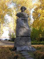   Памятник Примакову.   Збільшити...(фото 2005р.)