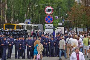   блокування у парку Шевченка народного гуляння в день 20-ї річниці Незалежності України