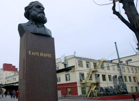     памятник К.Марксу на територии киевской фабрики Карла Маркса ( фото 2016г.  из Интернета)