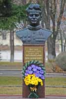 памятник Черняховскому в Киеве
