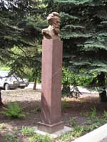 Пам'ятник Вернадському біля інституту.  Збільшити...(фото 2006р.)
