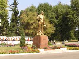 Пам'ятник  В.І. Леніну біля прохідної заводу.   Збільшити...(фото 2005р.)